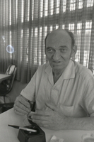 פורטרט של המשורר יונתן רטוש.