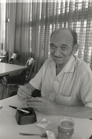 פורטרט של המשורר יונתן רטוש.