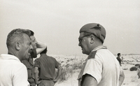 העיתונאי מרדכי ברקאי בסיור עם קציני צה"ל.