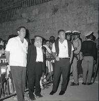 יצחק רבין והמנהיג הציוני יצחק טבנקין בכותל המערבי.