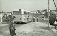 אוטובוס מגיע למושב ברקת.