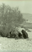 המזרחן ד"ר יצחק (קלינטון) ביילי מראיין בדואים בדרום הארץ.