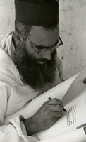 סופר סת"ם במושב של יוצאי מרוקו בחבל תענך.