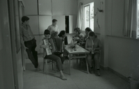 להקה בקיבוץ גניגר: גיטרה, אקורדיון וחליל.