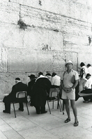 אהרן ירושלמי ואנשים מתפללים בכותל המערבי בירושלים.