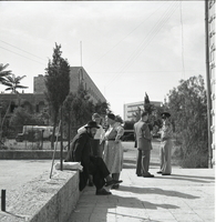 דתיים המקורבים או שייכים ל"ברית הקנאים" משוחחים עם שוטר במתחם מגרש הרוסים בירושלים.