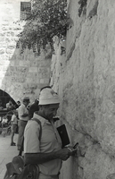 אהרן ירושלמי מניח פתק בכותל המערבי בירושלים.