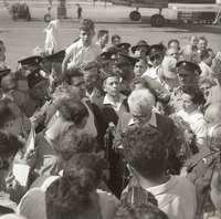 קבלת פנים למרדכי אורן אשר שב לארץ לאחר מאסרו בפראג.