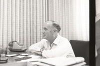 פורטרט של חבר הכנסת והדיפלומט אהוד אבריאל.
