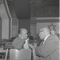 דוד הכהן ומשה דיין משוחחים.