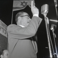 פורטרט של מנחם בגין נואם.
