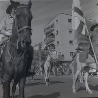 אברהם שפירא, זקן השומרים, מראשוני השומרים בא"י רוכב על סוס במהלך מצעד.