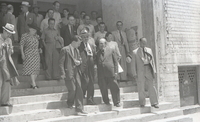 חיים ויצמן על מדרגות תיאטרון הבימה.