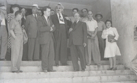 חיים ויצמן על מדרגות תיאטרון הבימה.