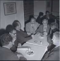 פוליטיקאים סביב שולחן בקפטריה.