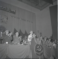 כינוס ועידת השמאל הסוציאליסטי בראשותה של מק"י, החברים מוחאים כפיים.