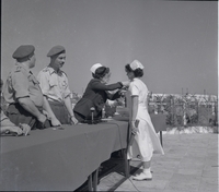 ורה ויצמן, אשת הנשיא הראשון חיים ויצמן, בטקס עם הרמטכ"ל יגאל ידין.