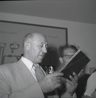 הציר הישראלי הראשון בבורמה, דוד הכהן, נושא דברים בקבלת פנים לאו נו.