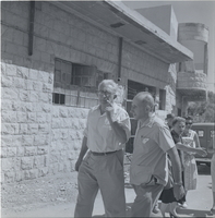 שר הפיתוח מטעם מפ"ם, מרדכי בנטוב, בעת סיור.