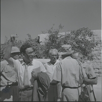 שר הפיתוח מטעם מפ"ם, מרדכי בנטוב, בעת סיור.