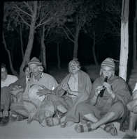 עולים דרום אמריקאיים שרים ומנגנים ביחד במעגל בקיבוץ אור הנר שבצפון הנגב.