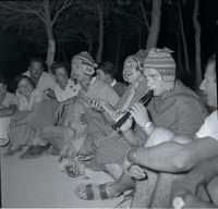 עולים דרום אמריקאיים שרים ומנגנים ביחד בקיבוץ אור הנר שבצפון הנגב.