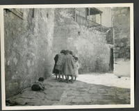 ילדים ערביים משחקים בסימטה ותינוק זוחל לידם (משמאל), העיר העתיקה, ירושלים.
