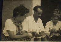 יוסף צדוק ורעייתו חוה (לבית ינקו) עם מקומי, עדן, תימן.
