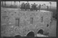 מטיילות מצוות עובדי בית היתומים "שנלר" בטחנות הקמח על נחל נעמן, עין אפק, עכו.