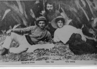 אסתר בקר, צבי בקר (במרכז) ומנדל פורטוגלי, חברי ארגון "השומר".