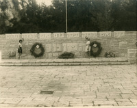 האחיות צפרירה (צפי) ויוכבד (יוכי) לבית רומנוב עומדות ליד קיר ההנצחה לנופי ארגון "השומר", תל חי.