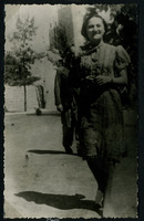 המדריכה מרים במגרש המשחקים השכונתי, ירושלים.