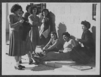 אביגיל כהן (לימים בנאי) (יושבת באמצע) וחברותיה מסמינר "אפרתה", ירושלים.