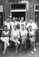יהושע קסטנר (עם משקפיים) וחבריו לקבוצת הפינג-פונג של בית החרושת "נשר".