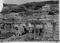 נגני תזמורת משטרת המנדט עומדים בין עתיקות בעמאן, ירדן.