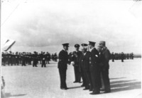דוד בן גוריון וקציני משטרה ברחבת המסדרים בבסיס המשטרה בשפרעם.