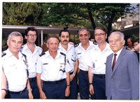חברי תזמורת משטרת ישראל לצד ראש ממשלת ישראל יצחק שמיר במעונו הרשמי בירושלים.