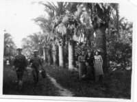 תיירים פולניים בזמן המכביה הראשונה בשדרת תמרים, ראשון לציון.