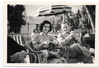קלי (בלבוש מדי חייל) וליזל ( סורגת) באתר נופש, מצרים.