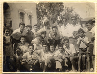 תלמידים ונערים צעירים בחצר הגימנסיה הרצליה, בתל אביב.