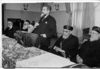 הרב זאב גולד נואם, משמאלו הרב הראשי עוזיאל בהתכנסות של רבנים.