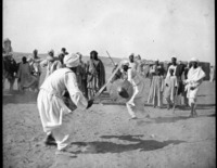 נובים מציגים דו קרב חרבות בכפר נובי בישארין אסואן, דרום מצרים.
