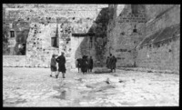 גברים ונשים בלבוש אירופי ברחבת הכניסה לכנסיית המולד, בית לחם.