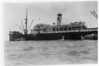 האניה 'הר ציון', בבעלות חברה ארץ ישראלית Palestine Maritime Lloyd Ltd, עוגנת מחוץ לנמל תל אביב.