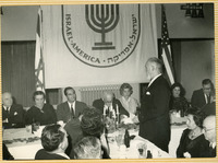 אלכסנדר עליאש נואם במפגש האגודה לידידות ישראל אמריקה.