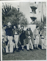 חברי הצופים הדתיים מירושלים לקראת יציאה לטיול, חצר בית הספר 'מעלה', ירושלים.
