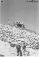 הילדים משה דובר (מימין) ואודי קרא עם ערבים מקומיים, מבואות בית איכסא, הרי ירושלים.