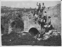 אריה (לונק) אבנון (יושב במרכז בחליפה) בטיול של אנשי סמינר למורים בגליל.