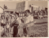הבאת הביכורים בחג השבועות, סמוך לחדר האוכל, קיבוץ חולדה.