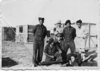 מרדכי כפרי (כורע שני משמאל) עם חבריו הנוטרים בשיעור על מקלע "לואיס", רמת דוד.
